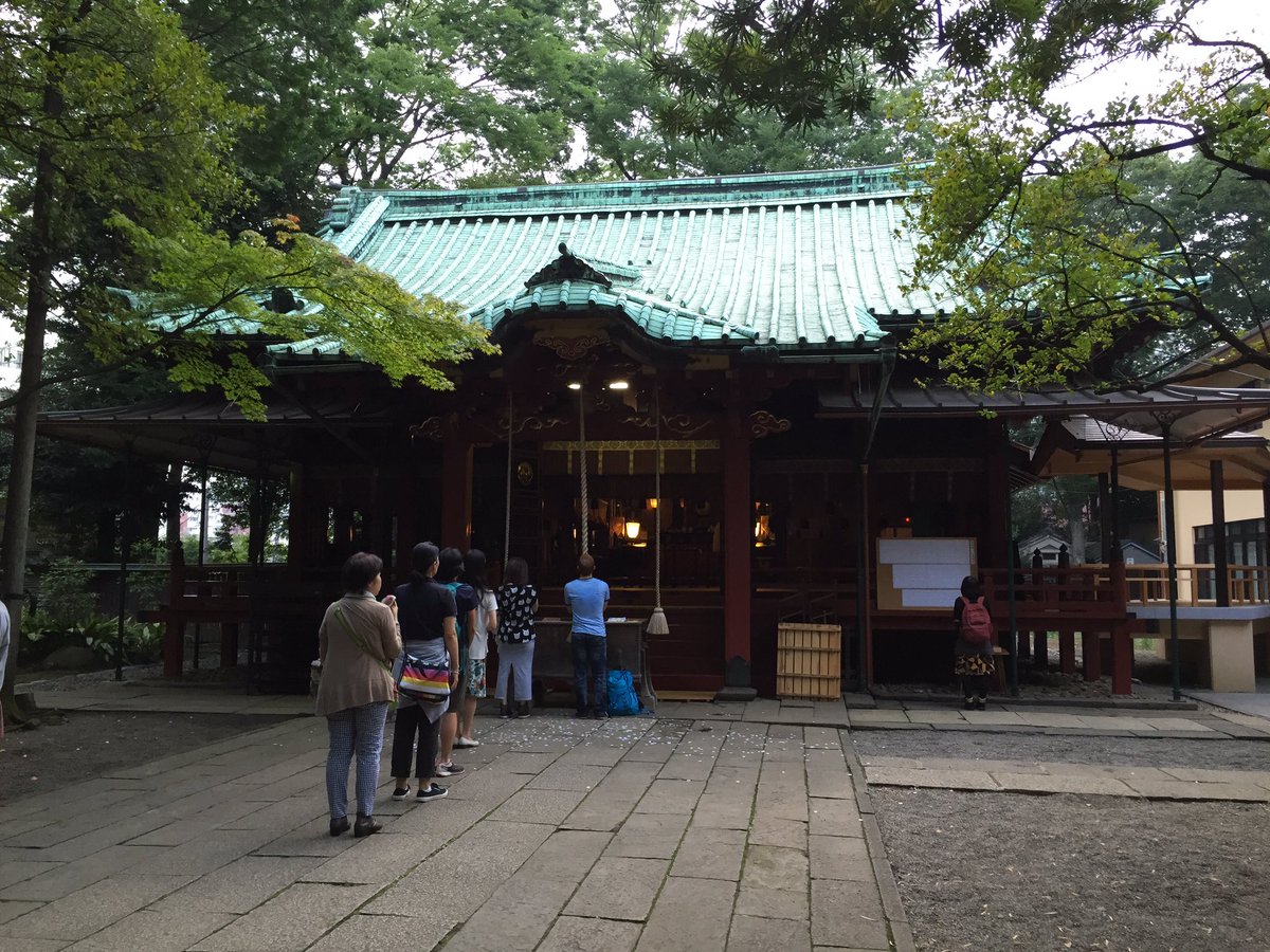 yuririri's tweet photo. 今日��夏越の大祓いだったので、会社でお世話になっている赤坂氷川神社に伺いました。

社殿でのお祓い、人形、茅の輪くぐりのフルコース。
やっぱり季節行事をきちんとすると気が引き締まりますね。

神社それぞれのやり方があって面白いです。 https://t.co/0wRYFAbWJa