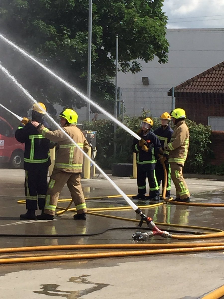 HFRSyouth's tweet photo. #workexperience students busy today #BA #ladders #hoserunning @watfordfire. https://t.co/HAeY5DNxc2