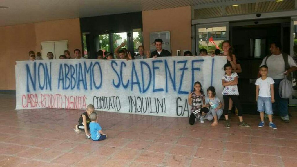SocialLogBo's tweet photo. #Bologna muraglia popolare del comitato Inquilini Galaxy in difesa di famiglie che posson esser buttate fuori https://t.co/adVoajktoS