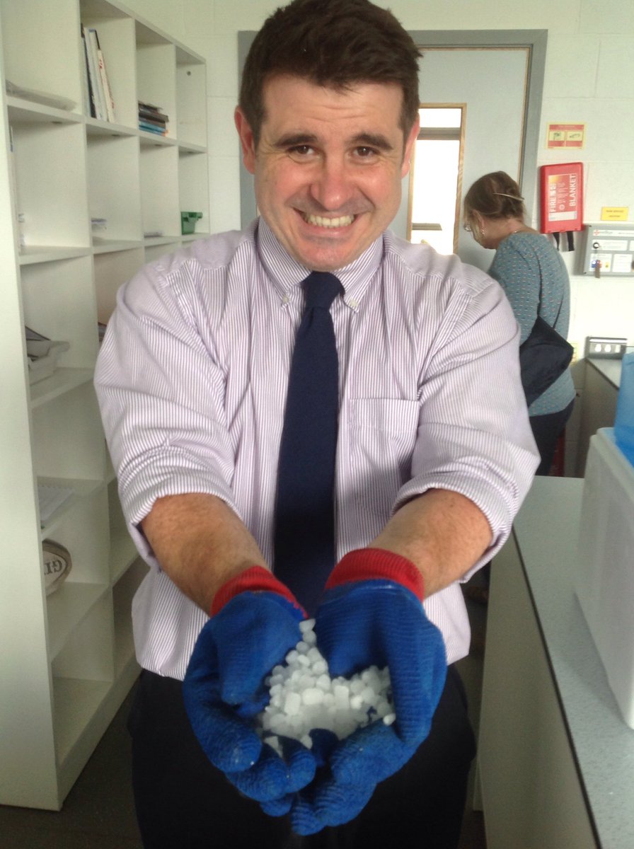 GreyCourtSci's tweet photo. Dry ice time #GCPhys https://t.co/FcjLJ12REb