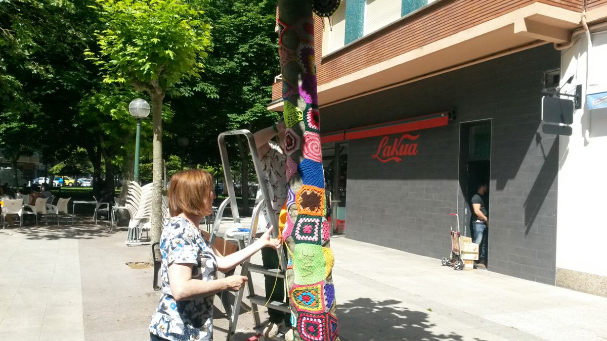 uk_VG's tweet photo. Hoy estamos en El Pilar decorando la plaza con fines solidarios #AutismoAraba #ukvg https://t.co/z3LE8sniGk