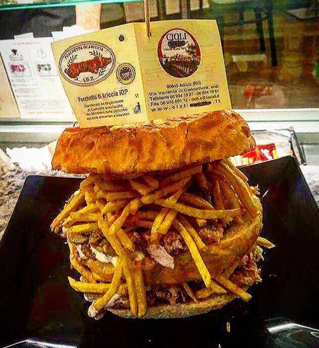 ariccina's tweet photo. #Porchetta di Egidio e #pommesfrittes Vero #streetfood italiano da "Salotto Fico" a #Portici #Napoli @VieDelGusto https://t.co/CVVooJTsZ8
