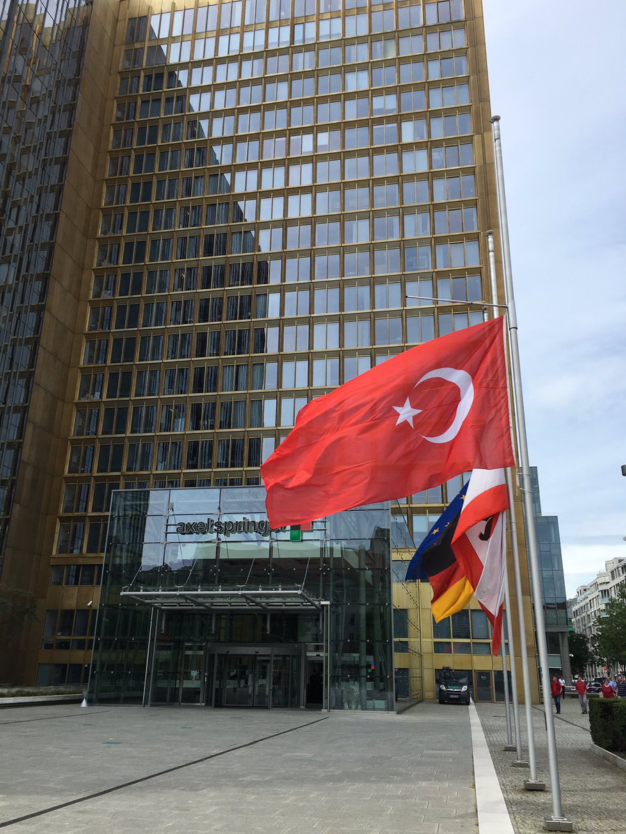 jreichelt's tweet photo. Vereint gegen den Terror. Die türkische Flagge auf Halbmast vor @axelspringer . Wir gedenken der Opfer. https://t.co/hLcqEroiSj