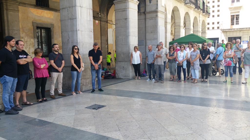 Minut de silenci com a mostra de rebuig a l'atemptat a l'aeroport d'Istambul #vng