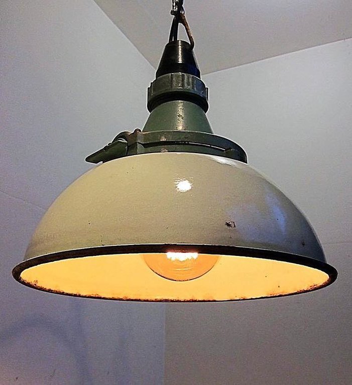 Vintiquesvof's tweet image. Very rare coloured enamel pendant #enamelpendant #factorylight #industrial #lighting #inte… instagram.com/p/BHRl3JIDhpX/