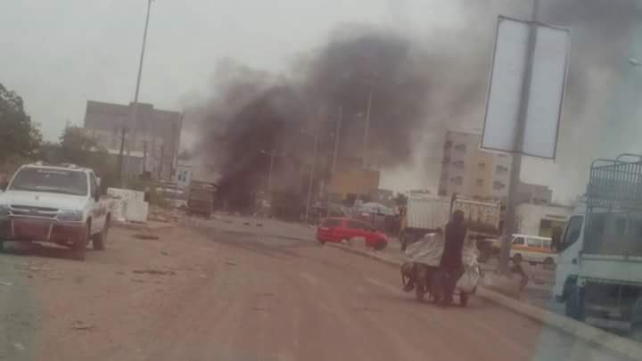 #عاجل
انتفاضه قوية ضد #حراك_البيض وضد مدير الامن شلال والمحافظ الزبيدي بسبب فشلهم في ادارة #عدن وإدخالها في نفق مظلم