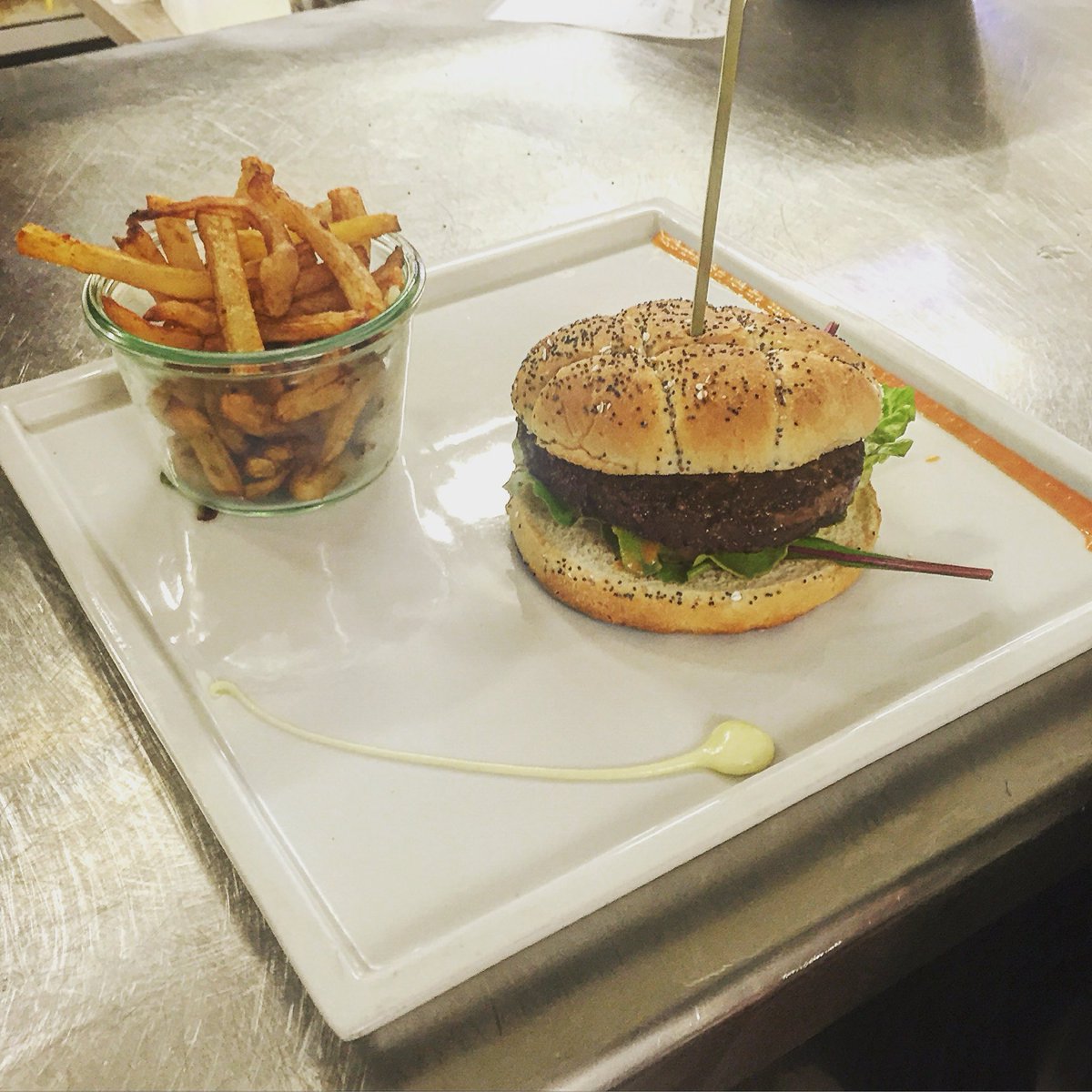 ChezPenda's tweet photo. Burger de cheval!😋 #burger #cheval #chezpenda https://t.co/aQLxtxeuZj
