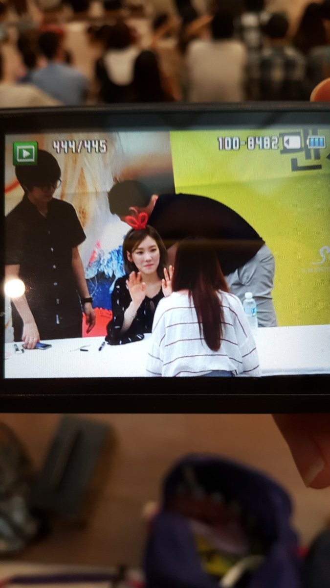 [PIC][30-06-2016]TaeYeon tham dự buôi fansign đầu tiên cho "Why" vào tối nay - Page 3 CmMTVdqUkAIFIYF