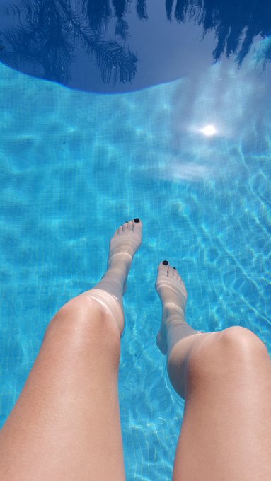 For my foot lovers!!! #Footfetish #poolparty #paintedtoes #kissmyfeet ?? https://t.co/7F3YQ5jmEf