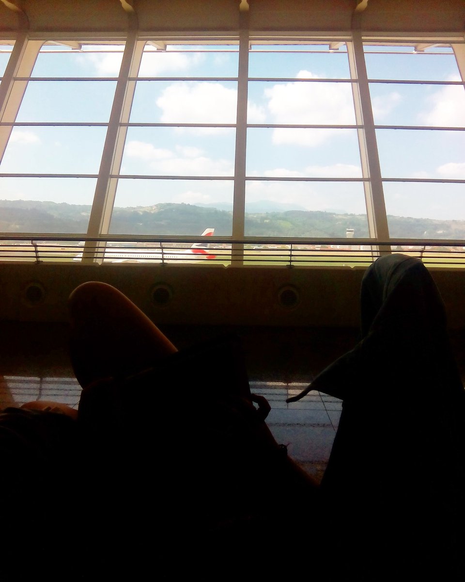 onlyellowboots's tweet photo. Cuando pasas más tiempo esperando que volando @vueling #retrasosvueling https://t.co/KX33nwfYIl