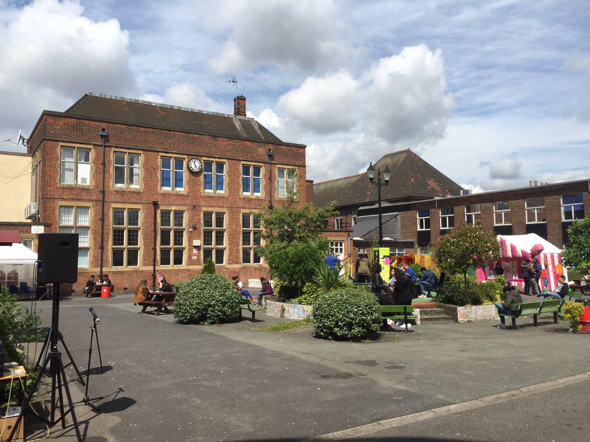 MonouXcollege's tweet photo. The Quad is full of activities for Welcome To Monoux Day! #w2m16 https://t.co/wo2fGj2iJo
