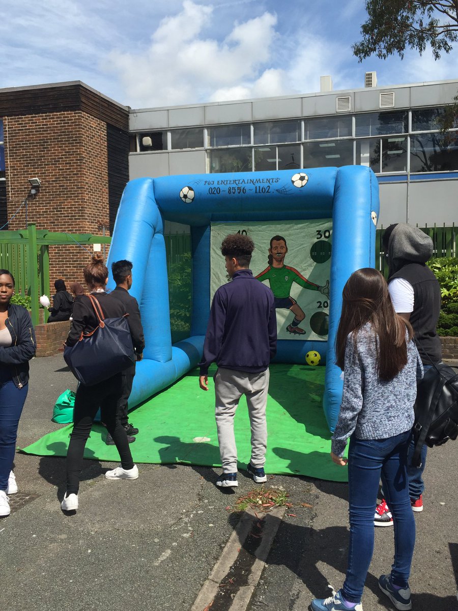 MonouXcollege's tweet photo. Inflatable football games! #w2m16 https://t.co/6Cu0kGzncE