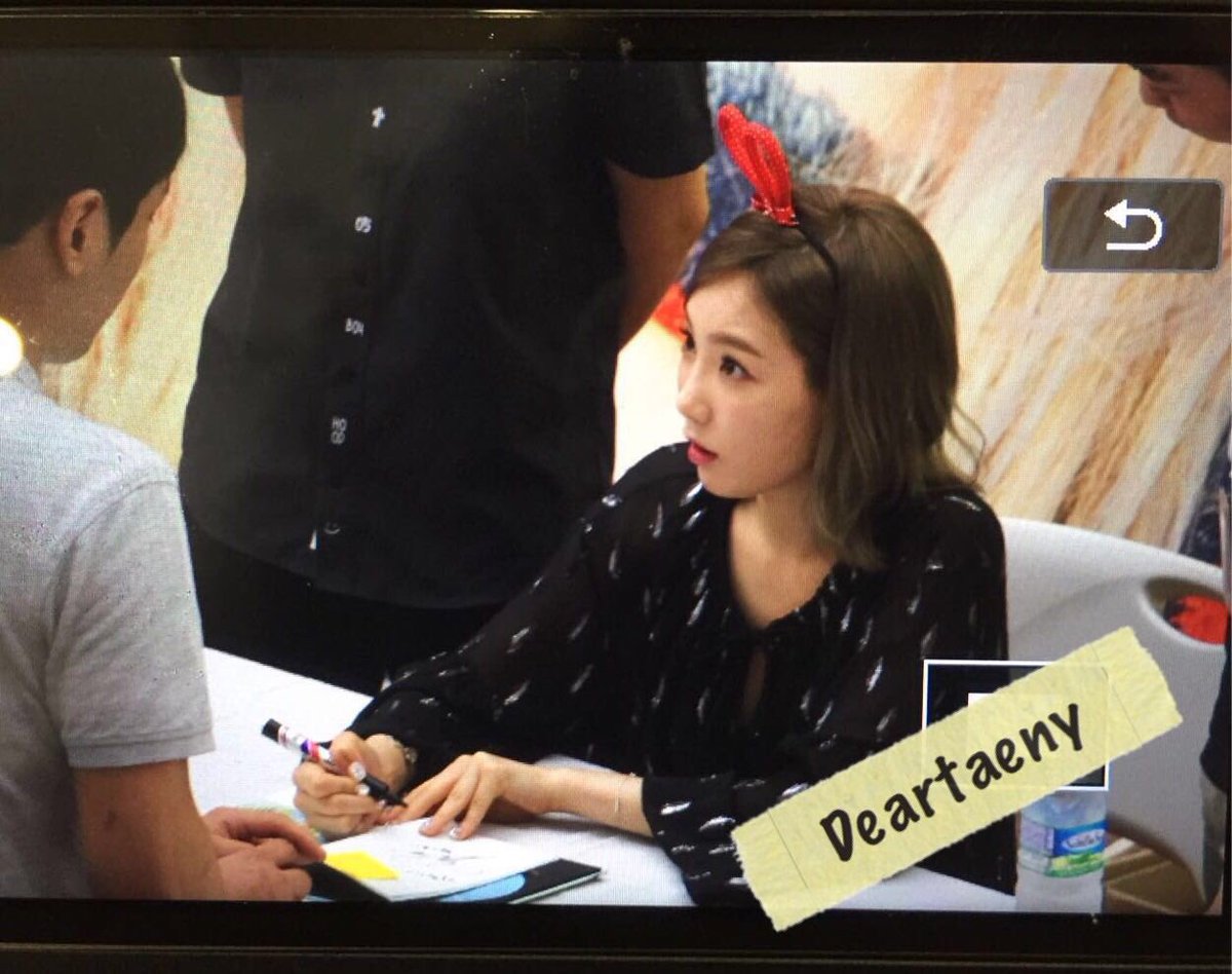 [PIC][30-06-2016]TaeYeon tham dự buôi fansign đầu tiên cho "Why" vào tối nay - Page 2 CmMYg0ZUgAESOgA