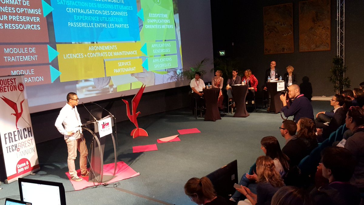 jmledroff's tweet photo. #oueststartups: pitch des porteurs de projets accompagnés devant une salle comble à #oceanopolis #frenchtechbrest https://t.co/95QTFg1KcX