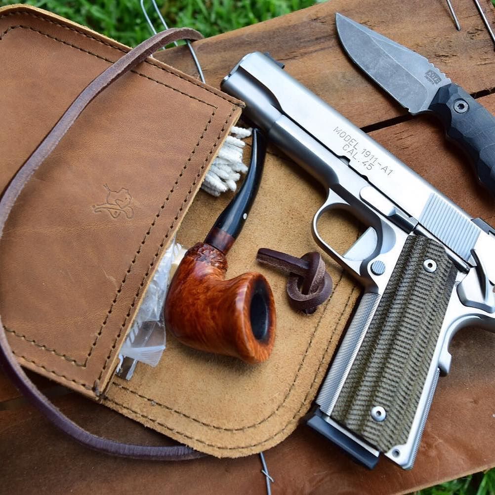 saddlebackbags's tweet photo. What more do you need?
#1911 #AlchemyCustom #CoyeKnives #BetterWithAge #LeatherGoods #Sad⦠https://t.co/aAzBTipA2a https://t.co/DaTQRg7MId