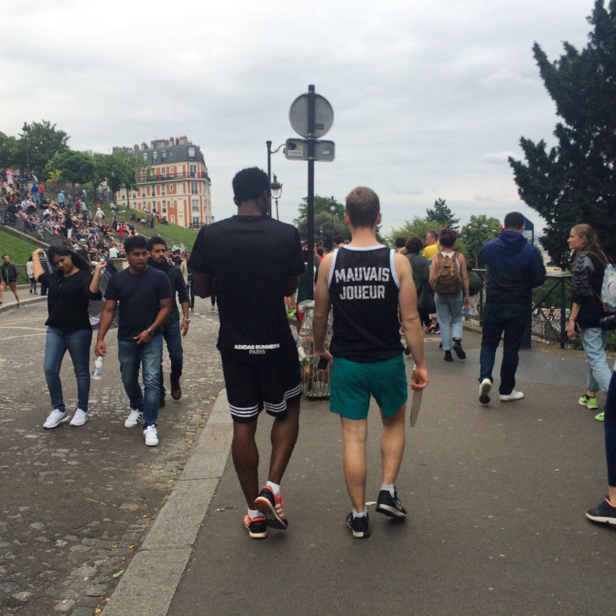 deux de nos runners favoris 😍 un adidas runner &amp; un mauvais jouer, direction photo de famille  #WhyIRunLesAbbesses
