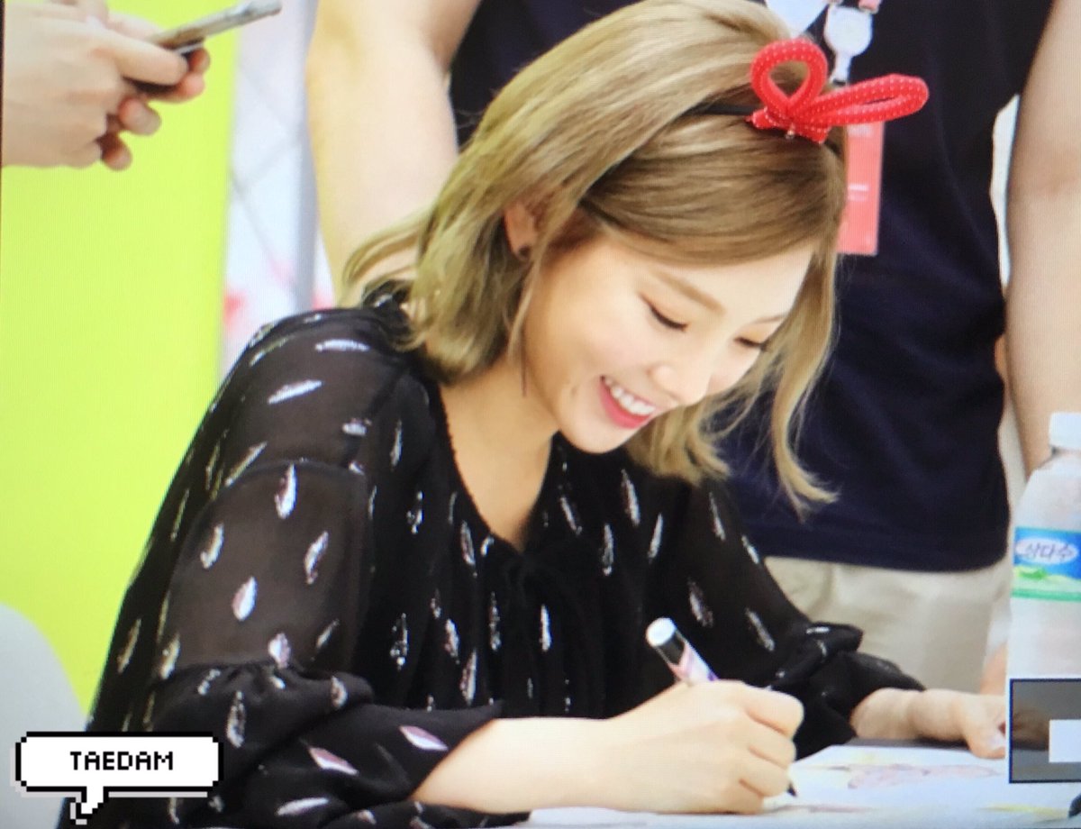 [PIC][30-06-2016]TaeYeon tham dự buôi fansign đầu tiên cho "Why" vào tối nay - Page 2 CmMa9D1UkAEkV7N