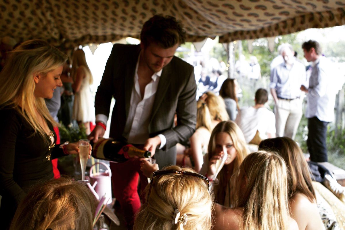 HenleyLG's tweet photo. Come join us for champagne and cocktails by the river #henleyregatta #HRR16 https://t.co/CC3k3qzUO1