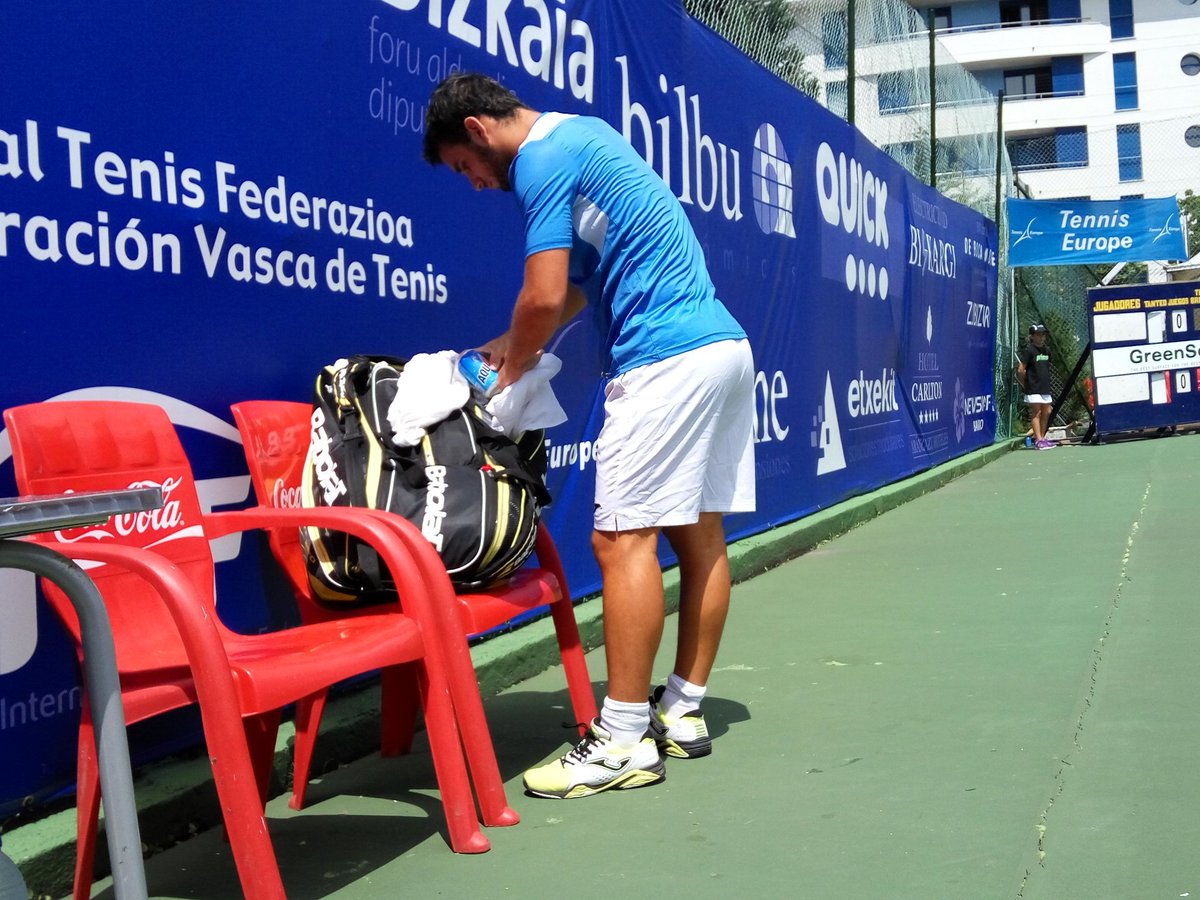 openkiroleta's tweet photo. A punto de comenzar en la Pista Central el primer partido de cuartos de final entre @OriolRoca93 y @plamalfeito https://t.co/nJGBv8fwL0