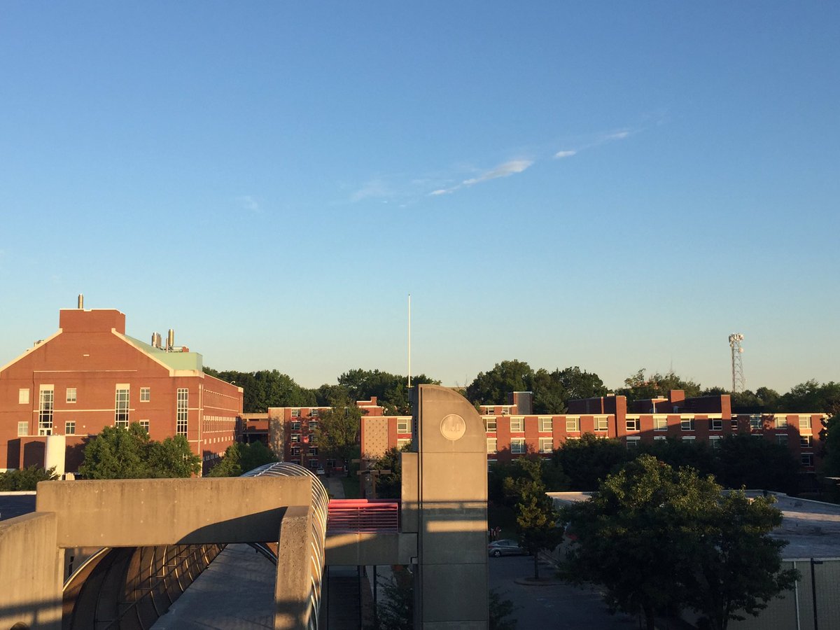 cardsclaire's tweet photo. 🎶The sun shines bright on my old Kentucky home 🎶 let's go session 10 #UofLOrientation https://t.co/d2iTPveiC2