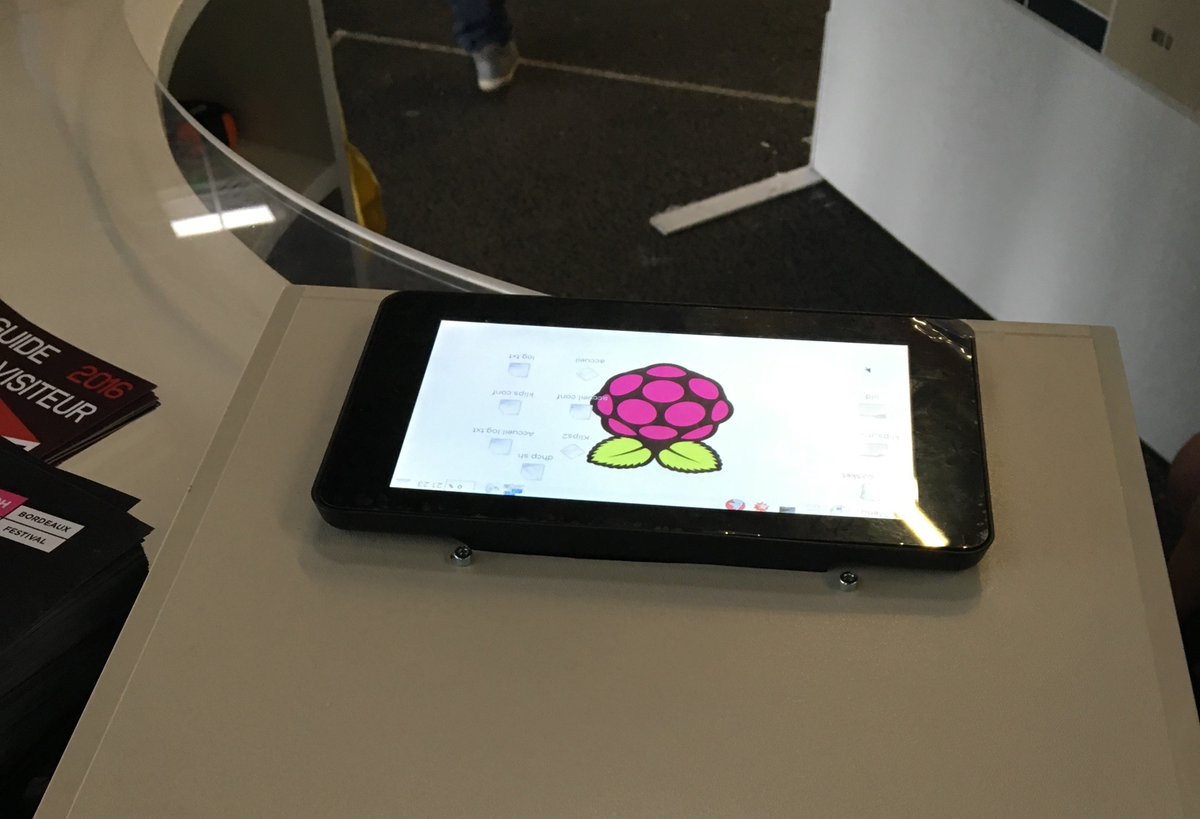 IIDRE's tweet photo. IIDRE était au Bordeaux Geek Festival ! Certains chanceux ont pu tester de nouvelles technologies ! #BGF2016 https://t.co/LgTrIj1sRs