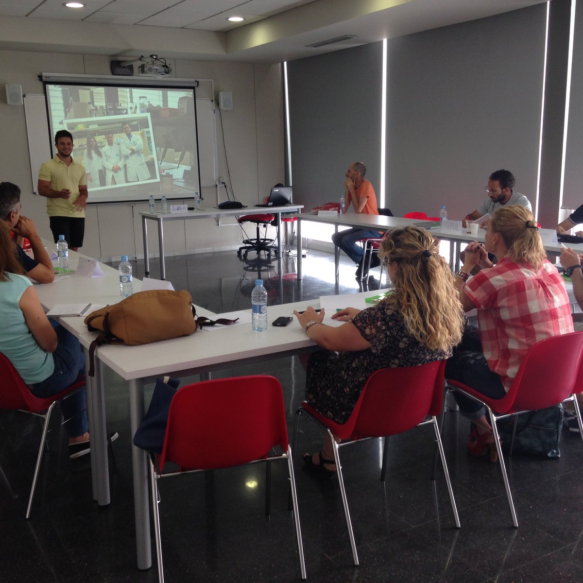 doloreslopez's tweet photo. Hoy impartiendo el curso para profesores emprendedores #UMH con Dámaso Moreno explicando su proyecto @Biopina https://t.co/FyxJt4zaXZ