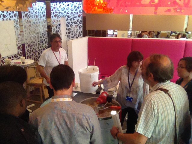 ekodev's tweet photo. Belle #récolte de #miel chez @capgeminifrance à #suresnes avec les collaborateurs ! #biodiversité @gplenier https://t.co/I2opvCrxUG