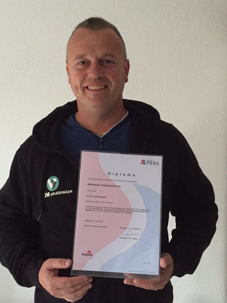 blomopleidingen's tweet photo. Instructeur Damyam slaagt voor zijn #MVK-opleiding @KoninklijkePBNA en schrijft een #blog https://t.co/pzBiF0hzlO https://t.co/u6ODHyRjYy