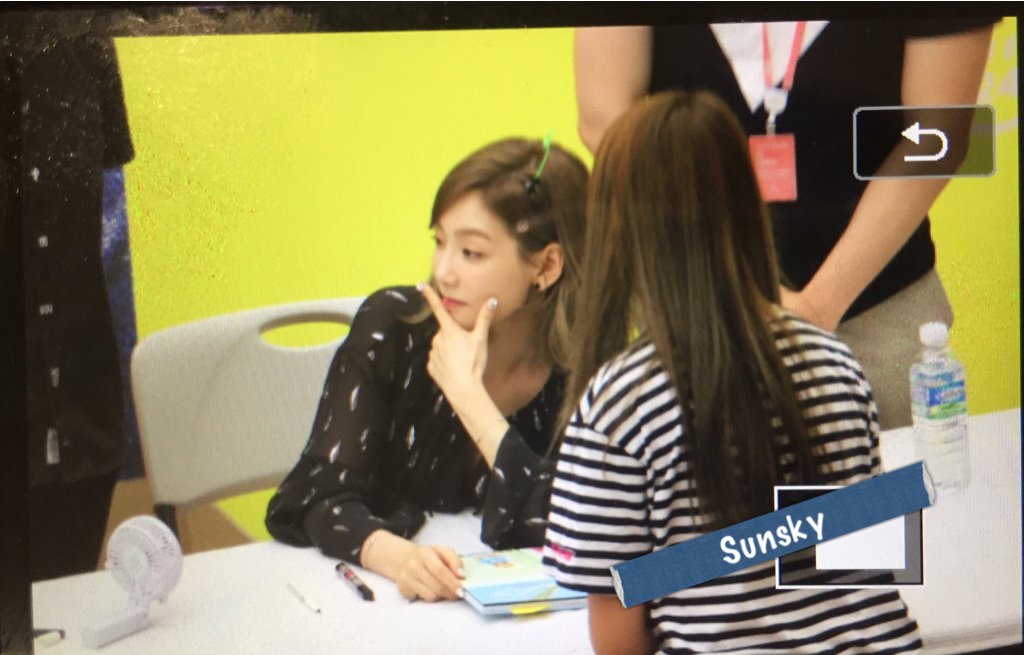 [PIC][30-06-2016]TaeYeon tham dự buôi fansign đầu tiên cho "Why" vào tối nay - Page 2 CmMgernUYAAL0sz