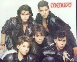 MENUDOmx's tweet photo. Parece "sombras y figuras"pero sin Roberth.. ¿Que hubiera pasado si Raymond se queda 2 años mas ?😱 #menudo https://t.co/i9P1MhIsa5