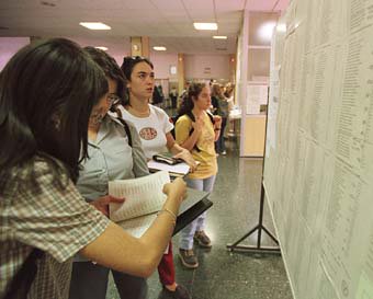 UV_EG's tweet photo. Obert termini per sol·licitar beques per a estudis universitari curs que ara acaba 2015-16 https://t.co/Cj4e4z1uPQ https://t.co/s73Xv9kDoE