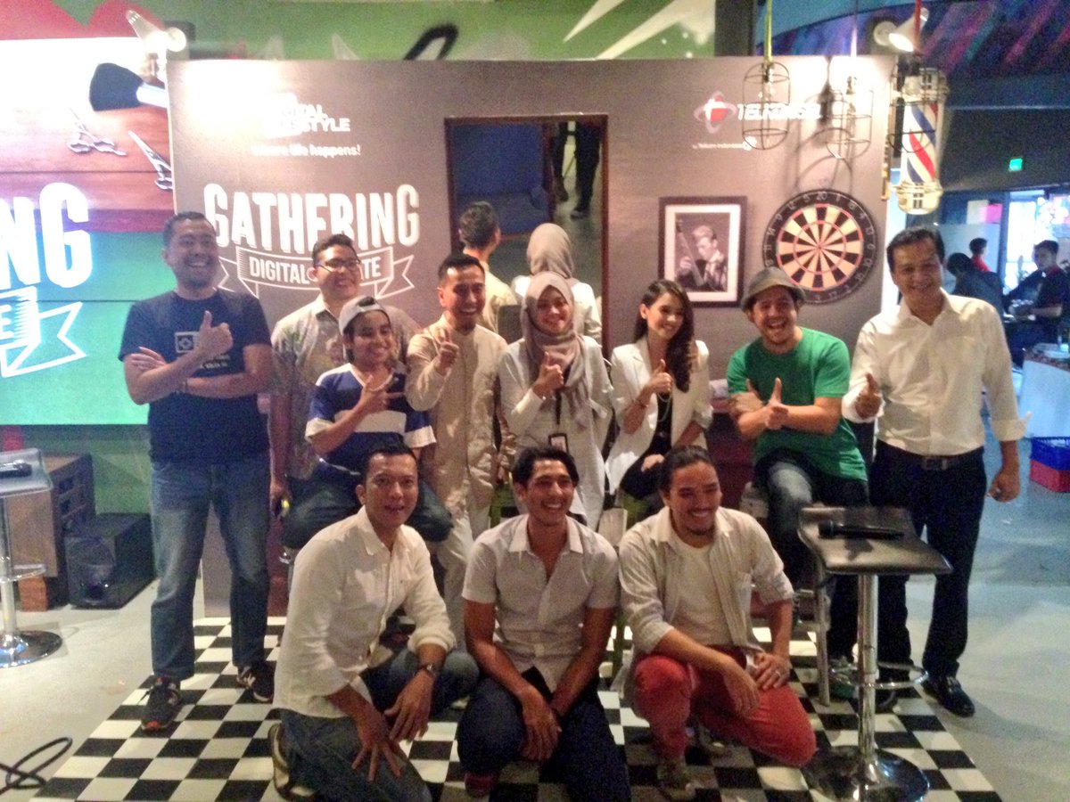 kapanlibur's tweet photo. Buka puasa bersama #pulangpulangganteng team. Say hi to Gilang 😍 https://t.co/pBC4aFdUE7