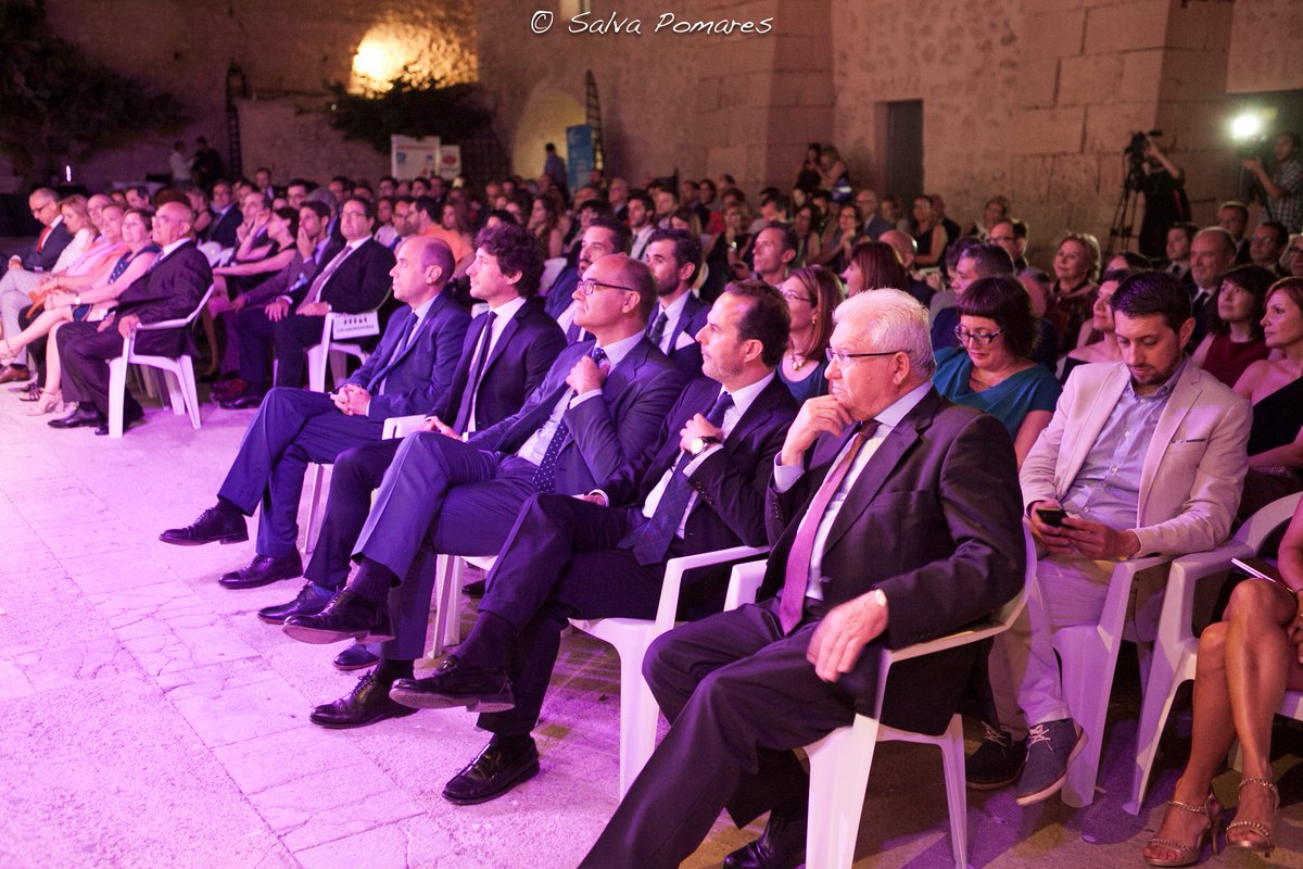 fundeun's tweet photo. #Gracias por hacer posible #PremiosNuevasIdeas Más de 200 personas apoyando a #EmprendedorUA https://t.co/YVQ7yHrFSN https://t.co/mm7qIr7Afa