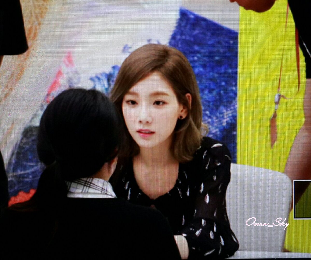 [PIC][30-06-2016]TaeYeon tham dự buôi fansign đầu tiên cho "Why" vào tối nay - Page 4 CmMkfU6UsAA_1Cz