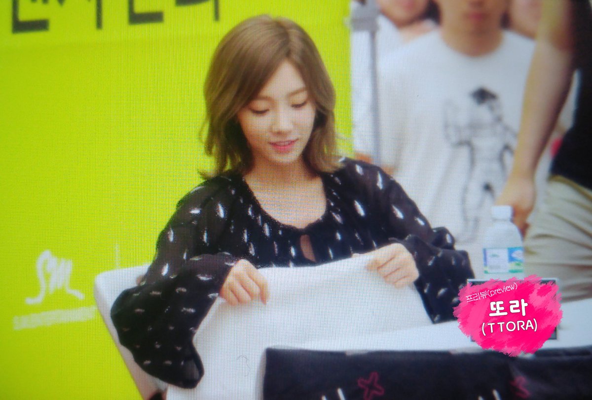 [PIC][30-06-2016]TaeYeon tham dự buôi fansign đầu tiên cho "Why" vào tối nay - Page 3 CmMlUexUoAANfC2