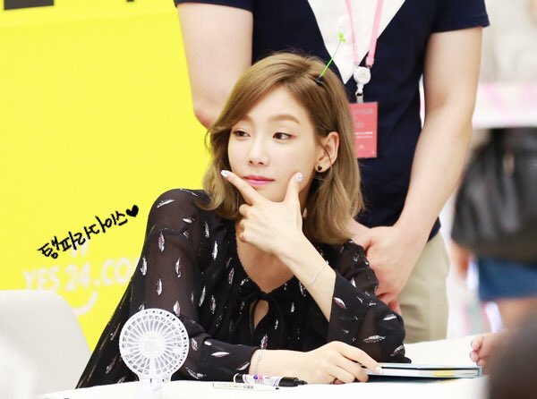 [PIC][30-06-2016]TaeYeon tham dự buôi fansign đầu tiên cho "Why" vào tối nay - Page 3 CmMmRdCUoAIpDAa