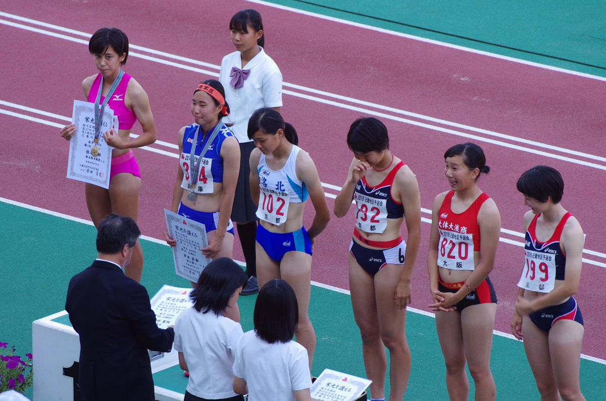 尼崎陸上親父 16近畿インターハイ ユニバー記念競技場の表彰式4幕 4番目の円盤投げ表彰式の2位の選手は珍プレー 1人シンクロなし 表彰状にも文字なし