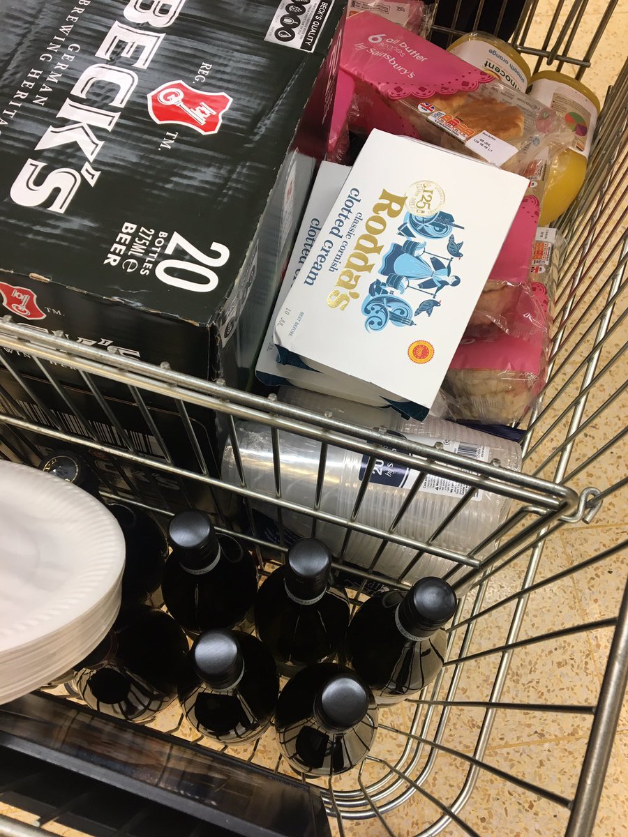 JaneMooney8's tweet photo. Tonight #Plymouth @doozie_sw event @Flameworks1 #scone #cream #booze @BCT_Spec @vitra @kay_v_allen @MichaelaWhelan1 https://t.co/DHFzKK2dSS