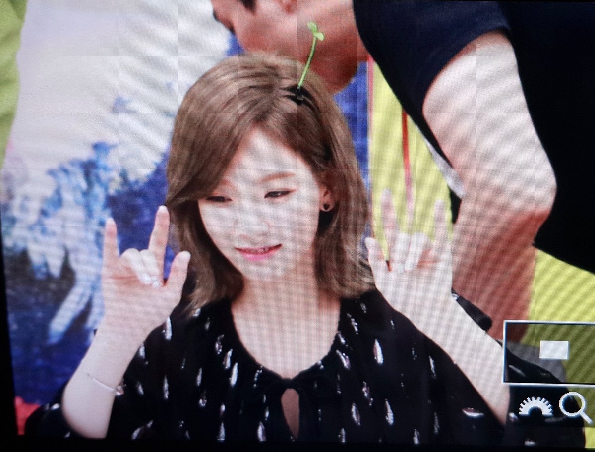 [PIC][30-06-2016]TaeYeon tham dự buôi fansign đầu tiên cho "Why" vào tối nay - Page 2 CmMpqAGUYAA_kxH