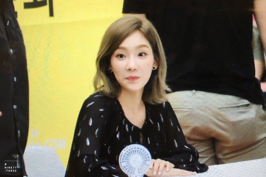 [PIC][30-06-2016]TaeYeon tham dự buôi fansign đầu tiên cho "Why" vào tối nay - Page 2 CmMs0KJUYAAcL5y