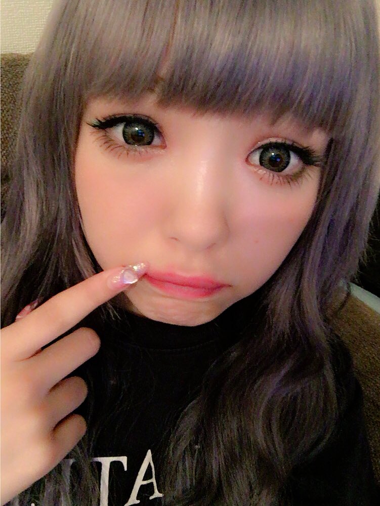 藤田 ニコル にこるん 唇の上をアップするとー ニキビができた
