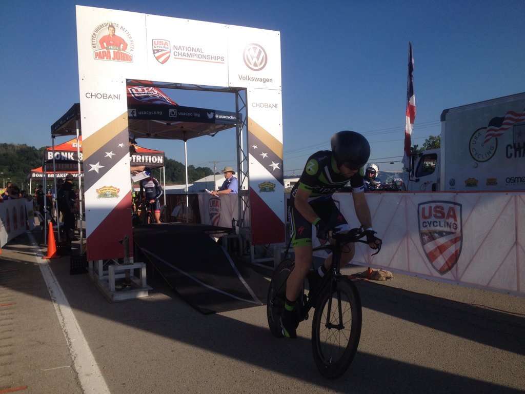 Velojockey's tweet photo. AJ in pursuit. https://t.co/KIm4hux77P