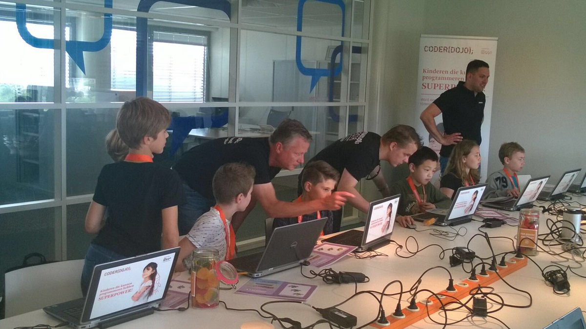 FleurVrolijk's tweet image. Leuk bezoek bij @ZiggoCompany Eindhoven. 7 collega's, @bieb040 en 25 programmerende kids #coderdojonl