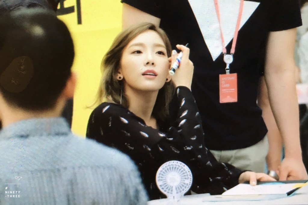 [PIC][30-06-2016]TaeYeon tham dự buôi fansign đầu tiên cho "Why" vào tối nay - Page 3 CmMszpVUgAAV3B7