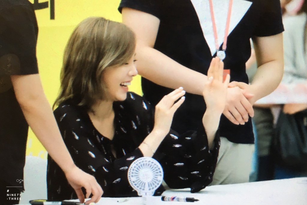 [PIC][30-06-2016]TaeYeon tham dự buôi fansign đầu tiên cho "Why" vào tối nay - Page 2 CmMszxXUgAA-Ja_