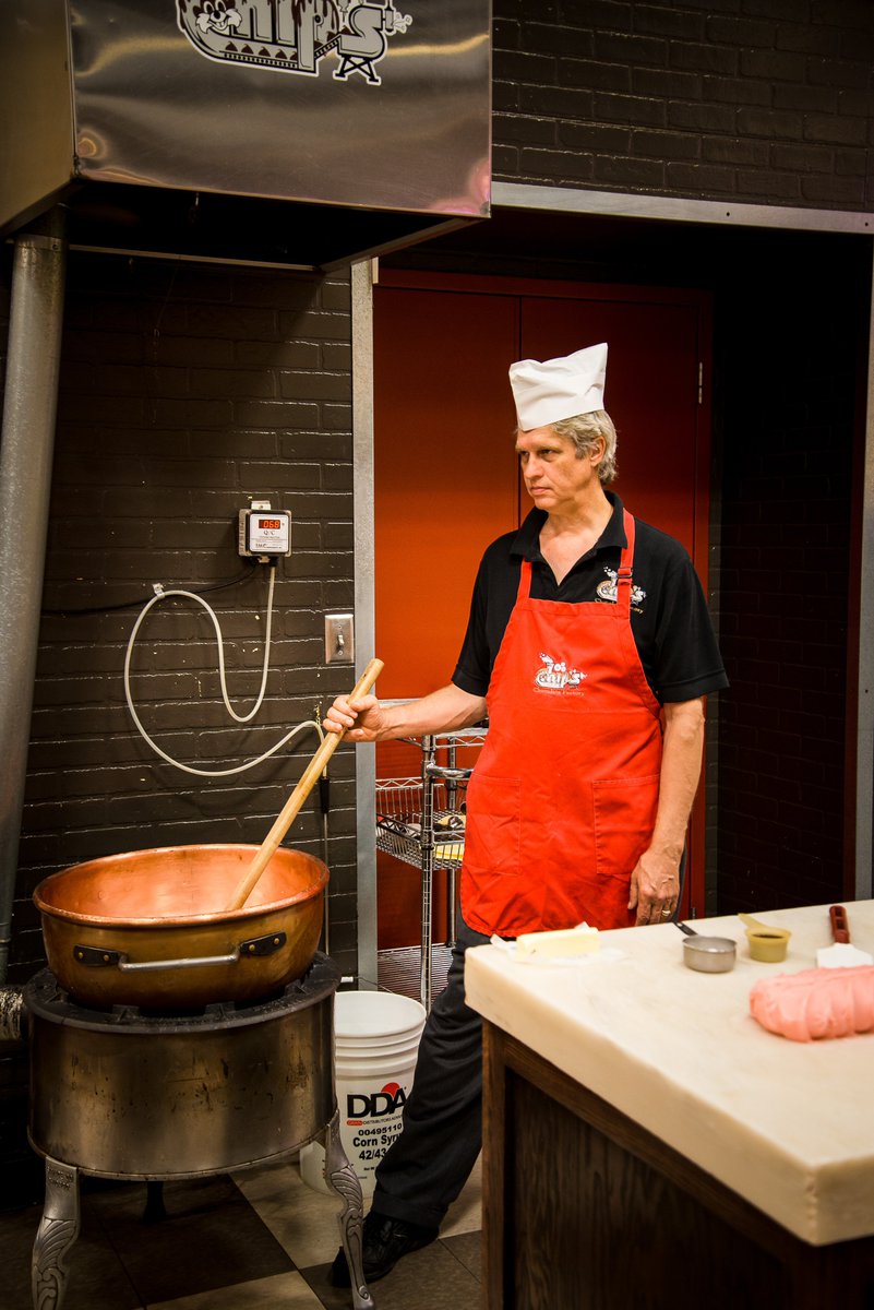 PeopleofCowtown's tweet image. I’m the candy maker here at Chips Chocolate Factory @ChipsChcltFctry #KansasCity @CrownCenter #candymaker @KCMO