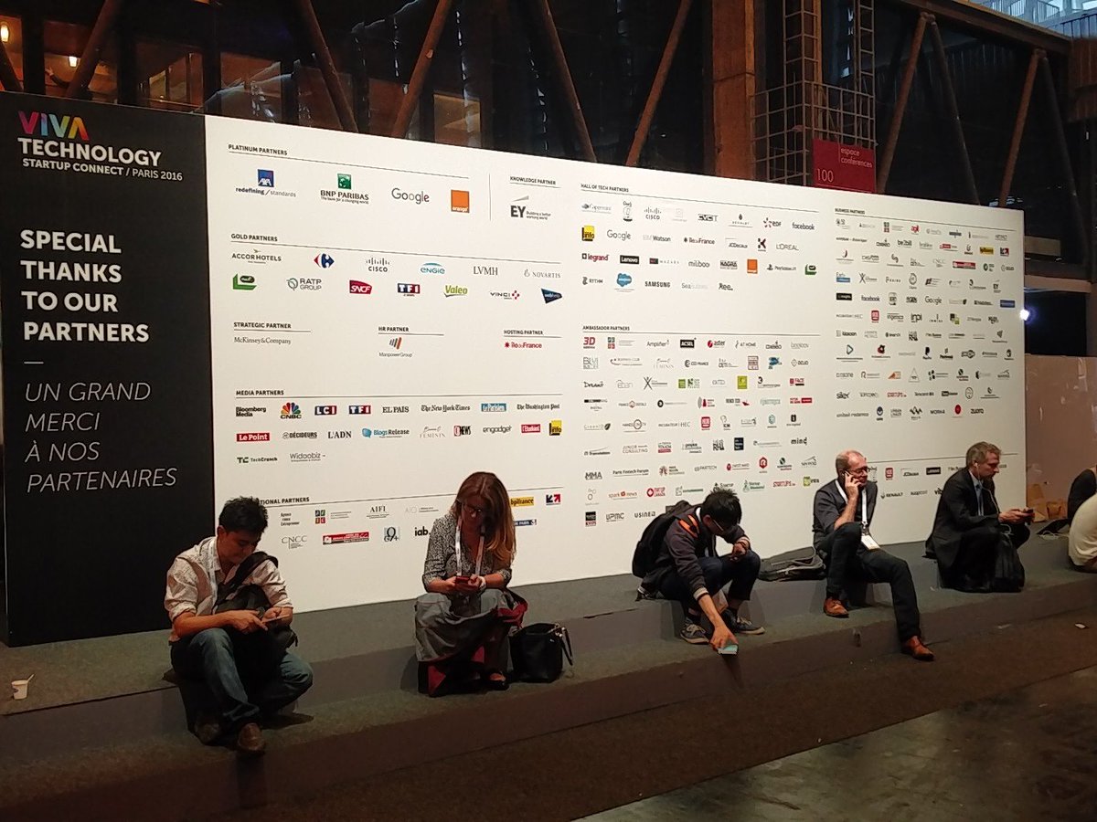 Chomunityfr's tweet photo. Un petit tour a @VivaTech pour decouvrir de nouveaux metiers et relais. Merci a @webmarketeur https://t.co/qEipACiXHk