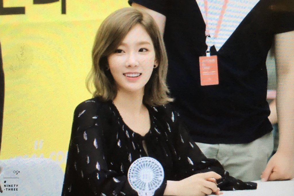 [PIC][30-06-2016]TaeYeon tham dự buôi fansign đầu tiên cho "Why" vào tối nay - Page 4 CmMtrI7UkAAcjty