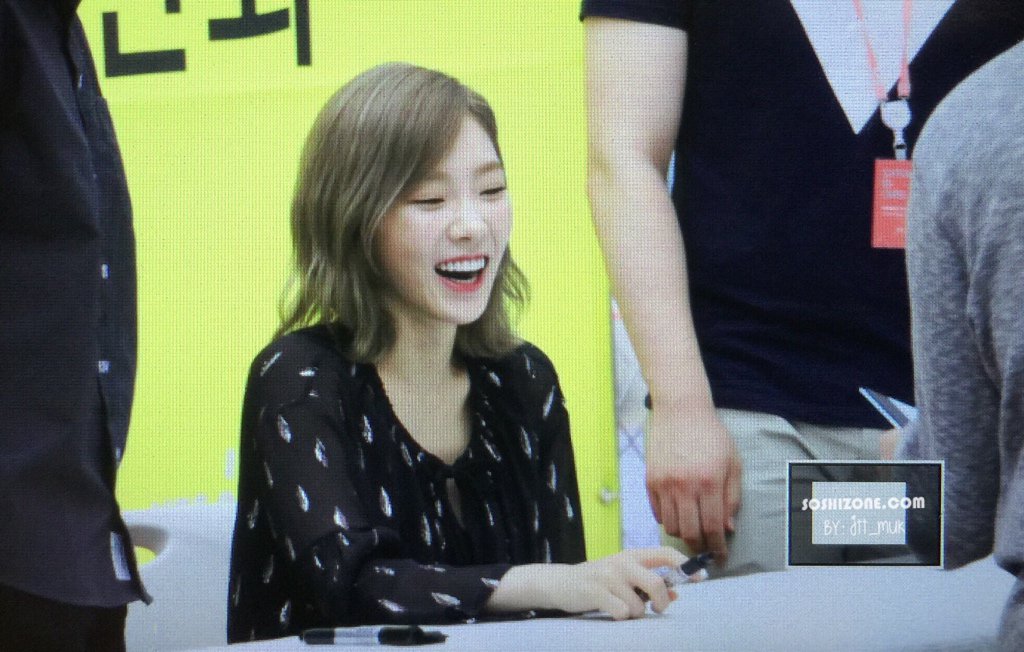 [PIC][30-06-2016]TaeYeon tham dự buôi fansign đầu tiên cho "Why" vào tối nay - Page 3 CmMuNYQUcAAhDJ9