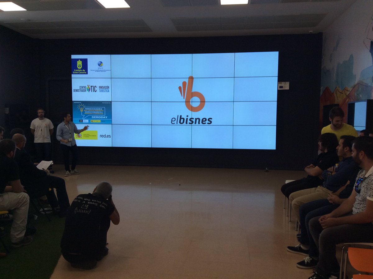 INCABE's tweet photo. Turno para @es_elbisnes: una manera de ahorrar a base de cupones que validas en las empresas. #INCABE #Demoday16 https://t.co/zOPAY3yoN7